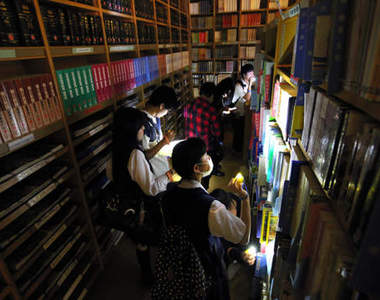 《圖書館密室逃脫》年輕人不愛看書怎麼辦？把他們關進圖書館就好了啊