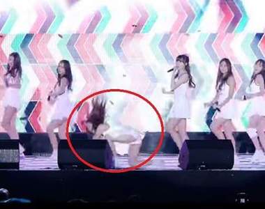 超敬業演出《GFRIEND跌倒事件》每跌一次粉絲都痛一次...