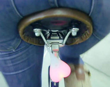 《蛋蛋閃燈》別看錯不是掉出來而是單車燈泡啦