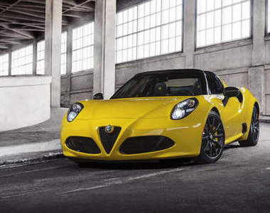 量產版《愛快羅密歐4C Spider》底特律上空登場