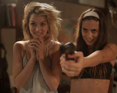 恐怖片《當辣妹來敲門》硬上基努李維竟然覺得還不夠的辣妹...... Σ( ° △ °|||)︴