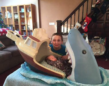 《大白鯊嬰兒床》有沒有這麼想把自己的小孩喂鯊魚啦