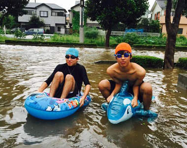 《颱風天上課的裝備》狂風暴雨還不放假 只好划船去上學了?