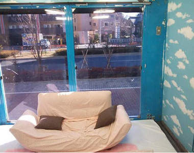 《AV魔鏡號出租服務》房租超便宜才105元