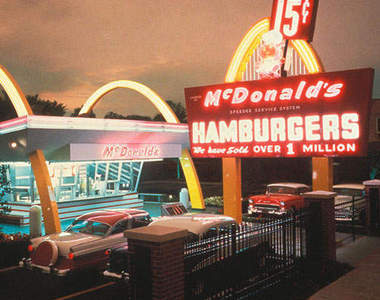 《麥當勞1955年vs.現在》開幕時在菜單上出現的商品居然是？