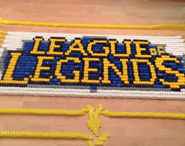 《英雄聯盟》骨牌秀 推倒就有英雄~那我可以推倒索娜嗎～(誤)