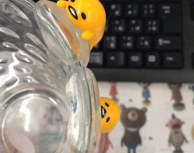 《蛋黃哥杯緣子》懶成這樣還想趴在杯子邊～啊啊～要掉下去了