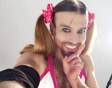 《鬍鬚女廣告大得獎》難得一見的本尊西裝扮像怎麼這麼帥