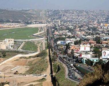 《國境線風景》猜哪邊是美國哪邊是墨西哥？