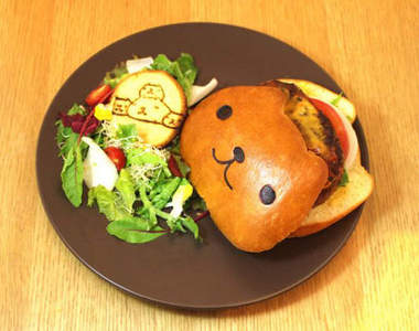 大阪期間限定《水豚君咖啡廳》水豚君臉的漢堡～下不了手吧〒▽〒