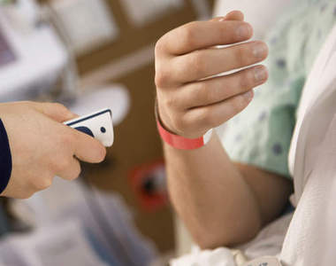 鬼故事《紅色腕帶》當它出現在病人的手腕上...