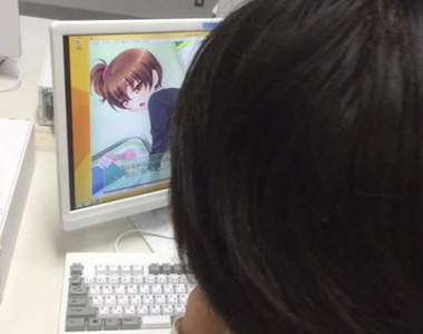 《上課偷玩18禁遊戲》至少忍到下課再去廁所解決吧……