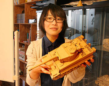 《紙箱女子》紙箱戰車商品化 果然跟專家做的落差很大呀……