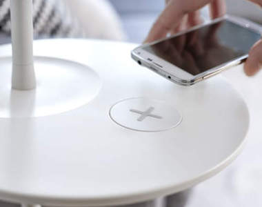 《IKEA 十字無線充電器》快在傢俱上找找哪裡有十字吧