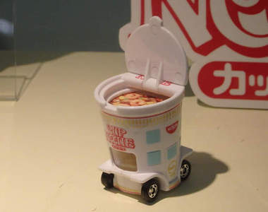 超可愛的《日清泡麵玩具車》泡麵也想要打進車車市場嗎?