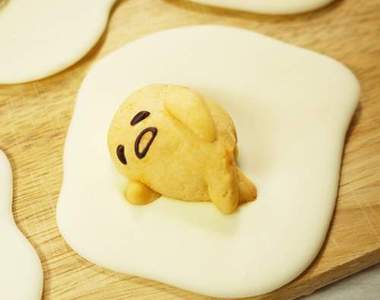 懶洋洋《蛋黃哥餅乾》有種未吃先睡的節奏（躺平）