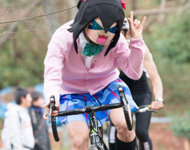 超混亂《COSPLAY腳踏車賽》跑出一大堆跟聖誕節無關的傢伙……