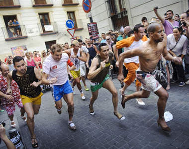 限男性的《高跟鞋賽跑》馬德里同志開跑啦～衝啊