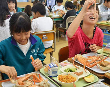 日本《豪華營養午餐》螃蟹牛排全都上桌啦～（光）