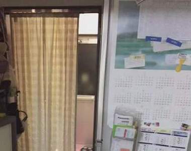 《驚悚颱風天》想上廁所卻偏偏看到窗戶外有可疑的人影……