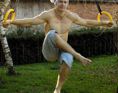 《鑽窗跑酷哥Dominik Sky》無論多小的洞都難不倒我