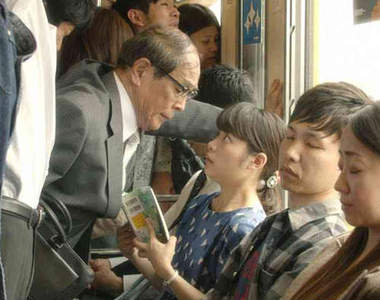 《電車上的壁咚意外》這...所以應該先害羞嗎www(苦笑)