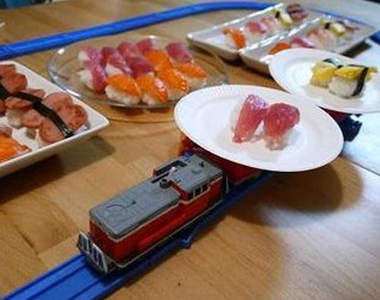 《小火車迴轉壽司》不出門也可以在家轉轉轉吧七彩...（冷）