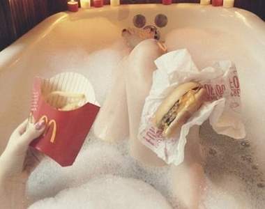 麥當勞《快樂成人餐》買餐就送臂彎靠枕讓你不寂寞