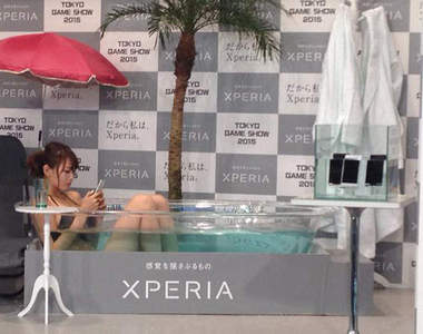 《東京電玩展》第一天就超有話題 在展場泡澡玩手機的SG展示