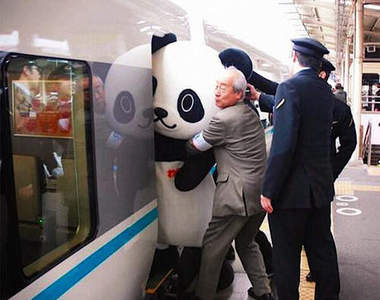 這些年《卡在門口的吉祥物》圓圓胖胖的賣萌錯了嗎?
