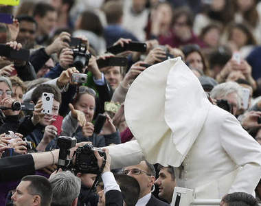 教宗與他最大的敵人　風真是太混亂邪惡了...