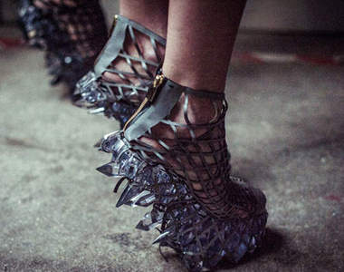 超高攻擊性《水晶高跟鞋》癡漢擊退神器爆誕？（大誤）