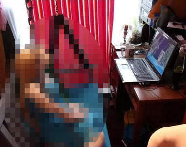 網友《曬自己的電腦桌》有小老婆陪打電腦是怎麼回事？