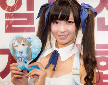 《東京電玩展正妹抱抱》SG美眉開心集合粗奶玩❤