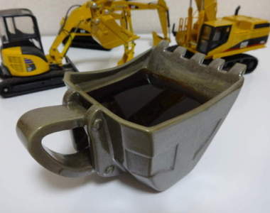 話題商品《挖土機鏟斗杯》讓奶茶咖啡變得有如泥水般的神奇造型杯(ﾟ∀ﾟ)