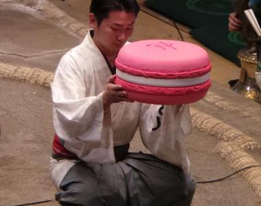 看起來很像改圖的《相撲馬卡龍獎盃》如果可以吃就太好了……