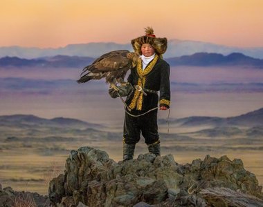 紀錄片《馴鷹女獵人》預告 13歲駕馭老鷹也太帥氣了