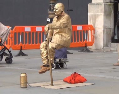 《破解懸空魔術》來看看街頭藝人如何準備