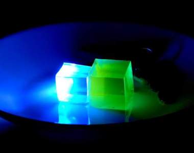 推特網友自製《螢光果凍》黑暗中發光的果凍你敢吃嗎？