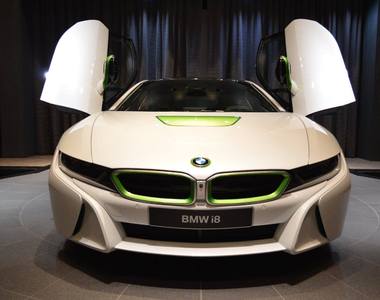 又是阿布達比《BMW i8》白色勁裝上怎麼綠綠的呢？