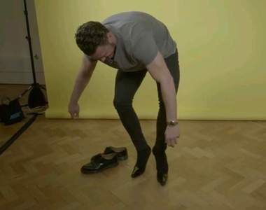 《男人體驗穿高跟鞋一天》踏上高跟鞋的他們感覺好脆弱一碰就會垮掉w