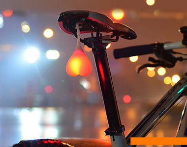 《愛心型腳踏車燈》別騙我～這是蛋蛋閃燈對吧（指）