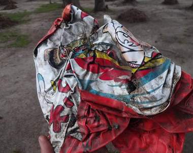 露營區發現《40年前的阿松動畫泳圈》打開究竟會出現什麼呢?