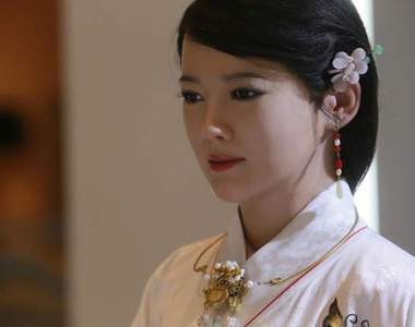 《超仿真美女機器人現身》中國古典美人被圍觀的人類玩壞了…