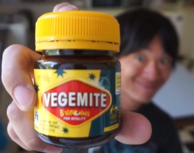 日本人挑戰《澳洲納豆維吉麥》大口配飯的結果是...