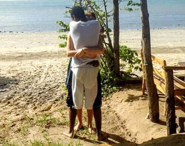 網上瘋傳《擁抱照》你花多久才看出這張照片的問題？