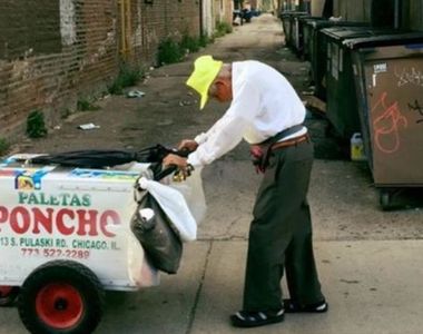 一張《推冰淇淋車的老人》照片打動美國 來個感人小故事吧