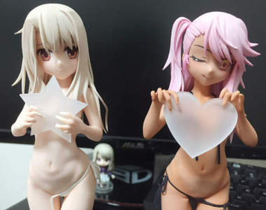 超健全公仔開箱《伊莉雅+小黑泳裝組合》不怕死的勇者才敢擺出來……