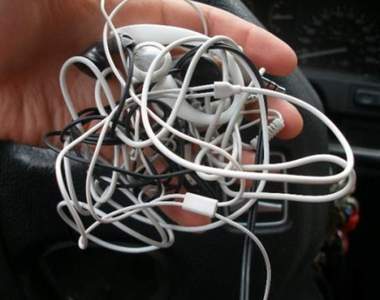 《戴有線耳機的12種煩惱》任何時候都逃避不了這糾纏的宿命(´-ι_-｀)