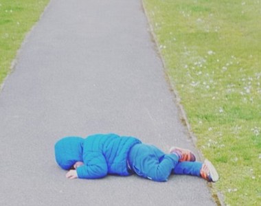 《在最奇怪地方睡著的小孩》 這樣也睡得著真服了U